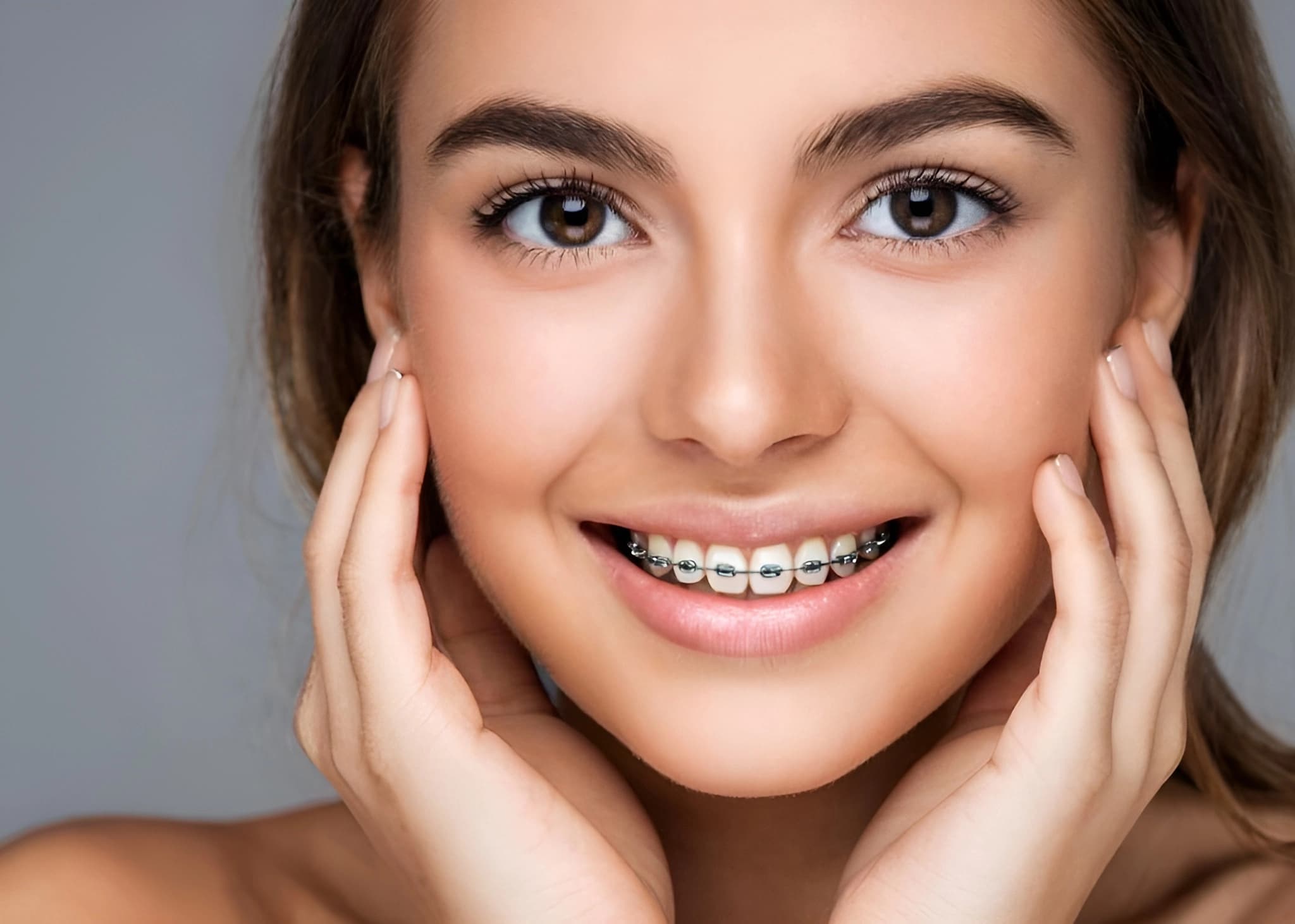 Прозрачный элайнер на ладони крупным планом — наглядная иллюстрация съёмной ортодонтической каппы